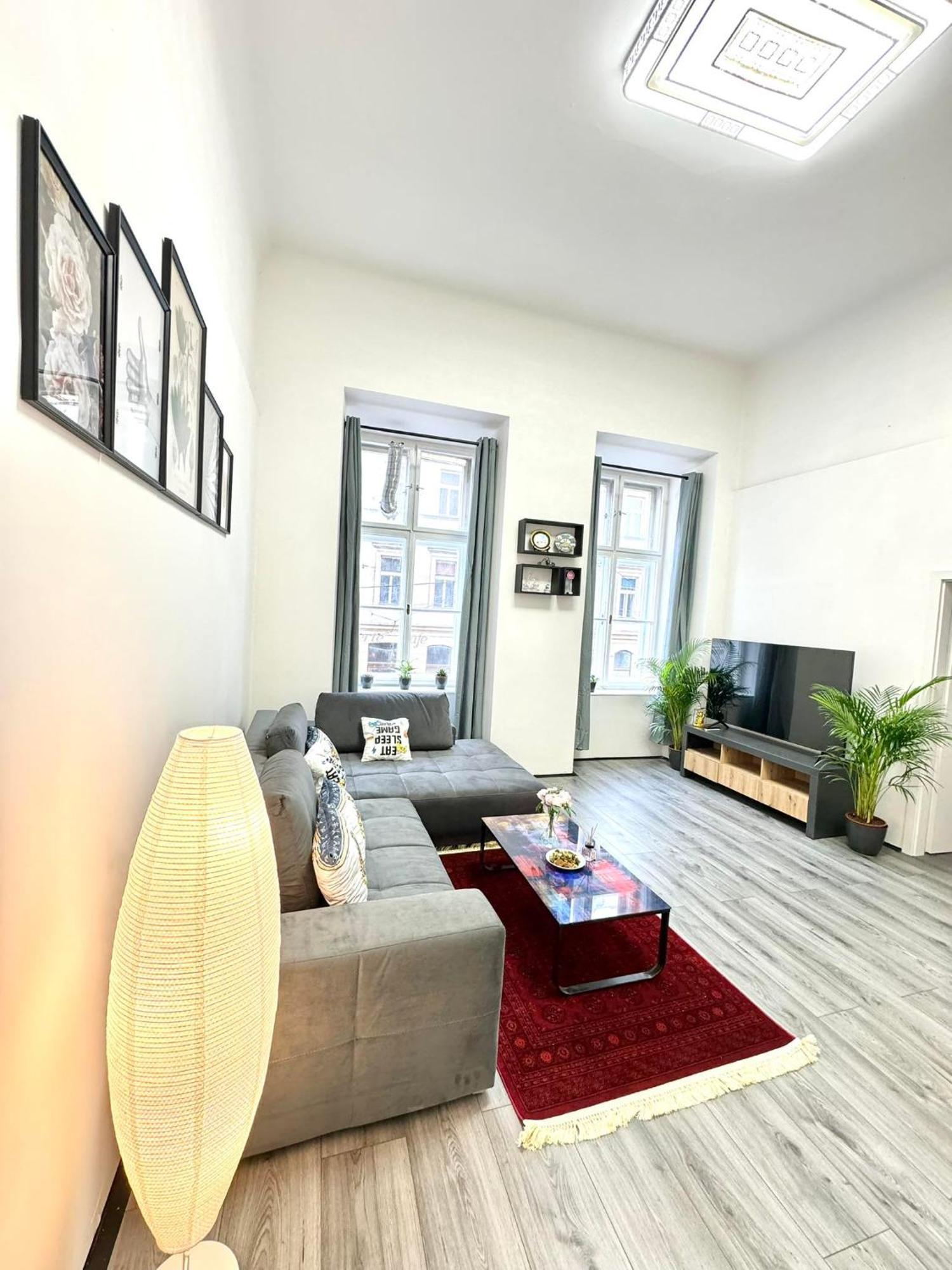 Stunning & Spacious 2bdr Apt In Center Apartment Prag