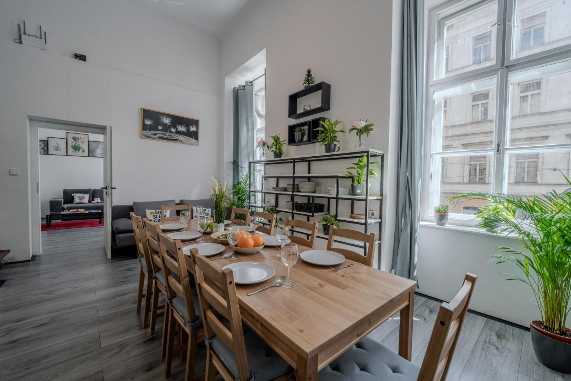 Apartment Stunning & Spacious 2bdr Apt In Center