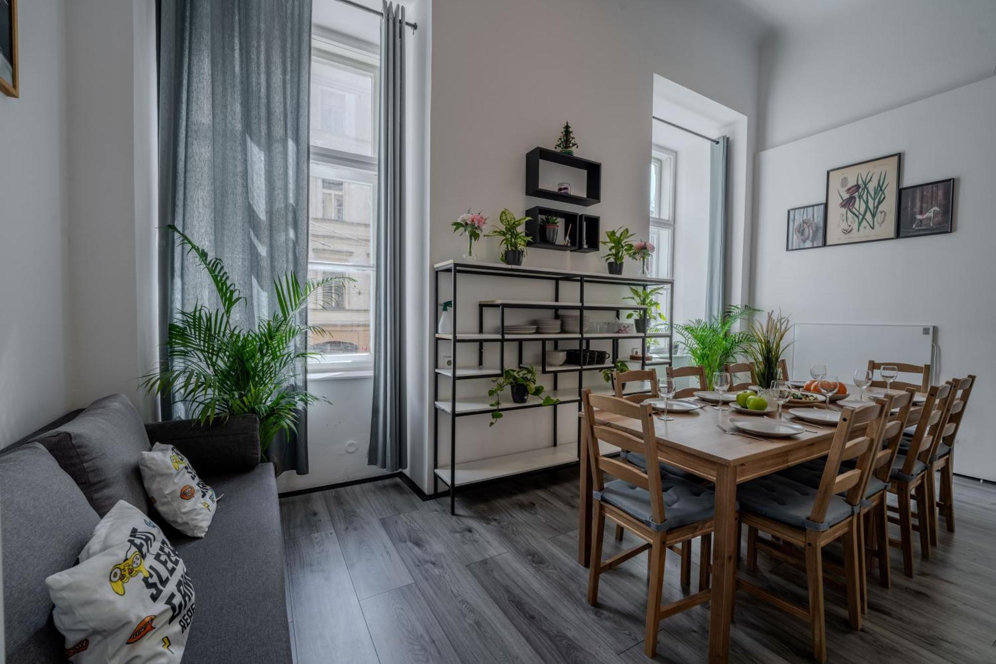 Apartment Stunning & Spacious 2bdr Apt In Center *